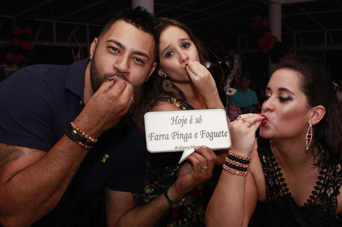 com muita alegria e beijos a festa da dani bombou em brasilia. foi chupeta no mel. venha realizar a sua festa na capital park e veja os trabalhos do nico fotografo