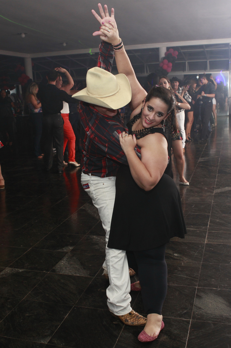 muito estilo nessa danca que ocorreu na festa de aniversario da princesa, tudo registrado pelo nico fotografo em brasilia
