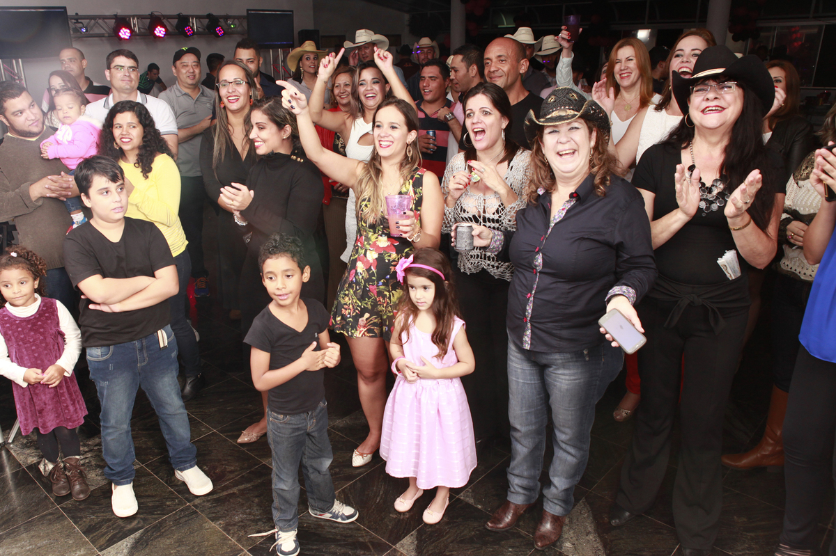 na hora do parabens essa galera nao poupou folego para cantar e aproveitei para fotografar. venha conhecer o trabalho do nico fotografo