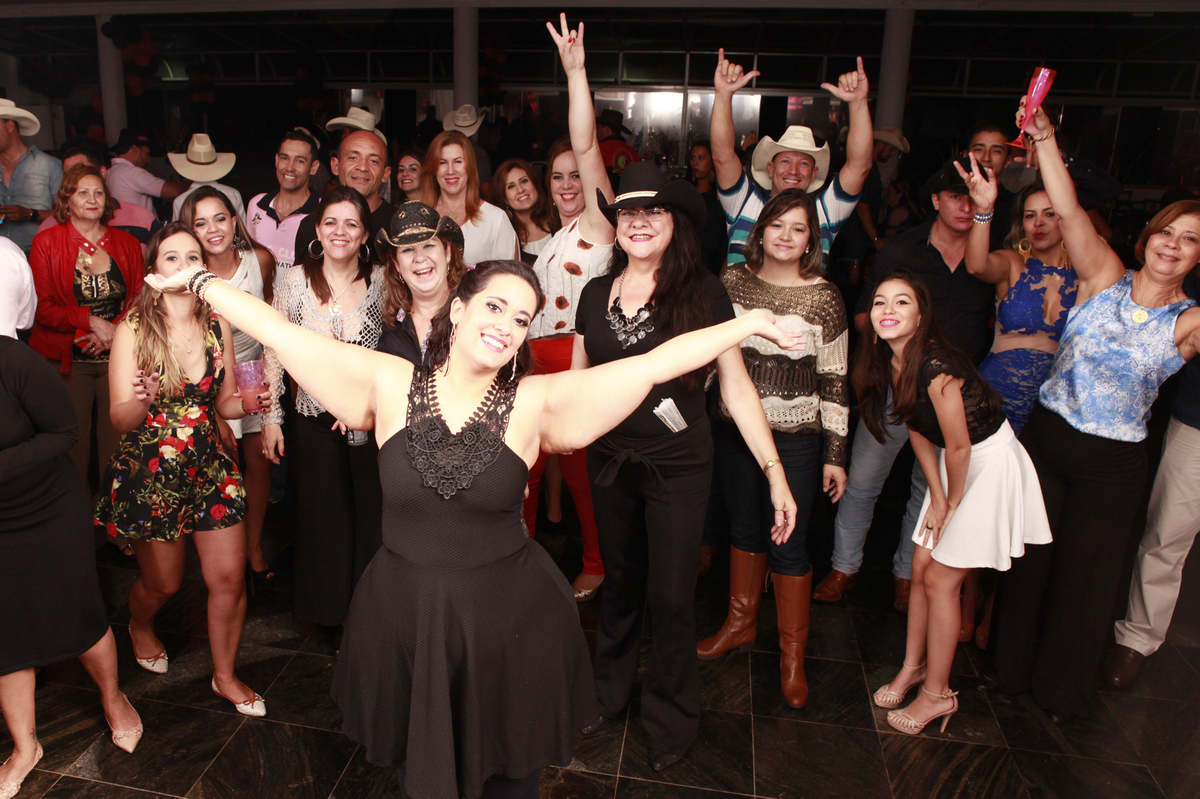 de bracos abertos a aniversariante recebe esses convidados maravilhosos