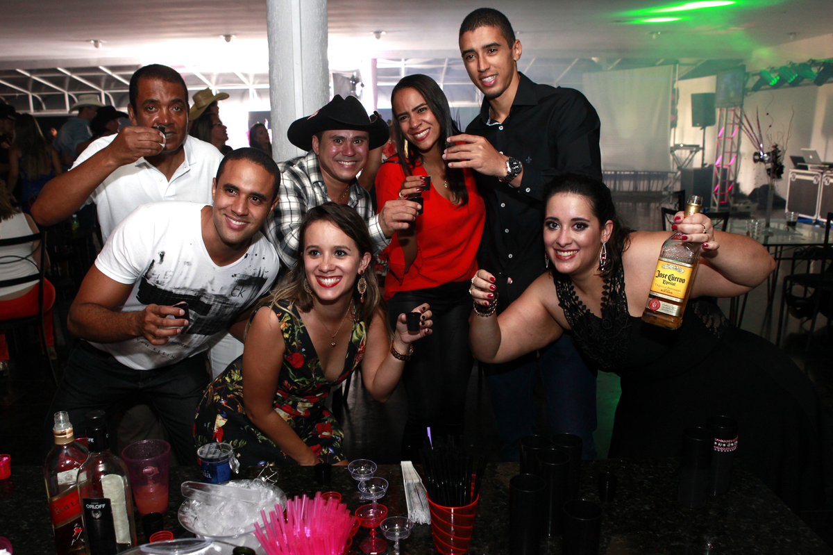 ops. vou aproveitar para fazer a foto, pois nao sei como sera no final da festa. parabens.