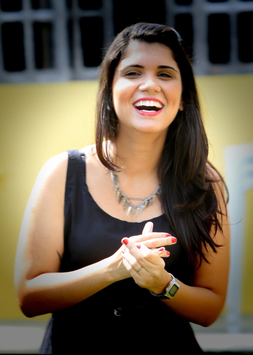 com um sorriso lindo e maravilho, foi desenhando o ensaio fotografico da modelo