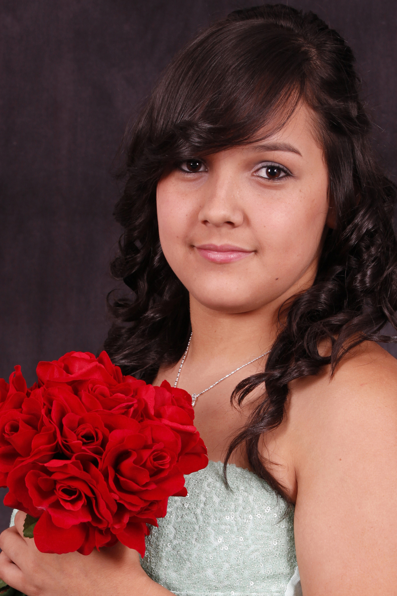 Com um buque vermelho na mao, a modelo desfilou simpatia no estudio do nico fotografo localizado na octogonal em brasilia.