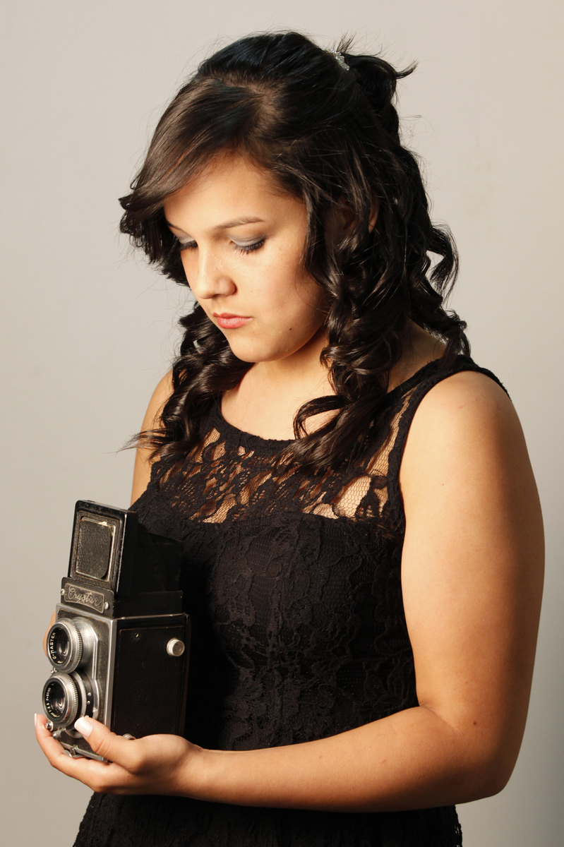 modelo concentrada para mais uma foto. clic. pronto. assim foi essa princesa no estudio do fotografo nico. acompanhe no facebook.