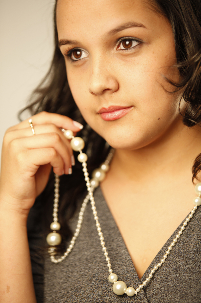 uma luz amarelada e um clic, o suficiente para capturar o olhar dessa modelo. o ensaio foi realizado no nico studio fotografico em brasilia.