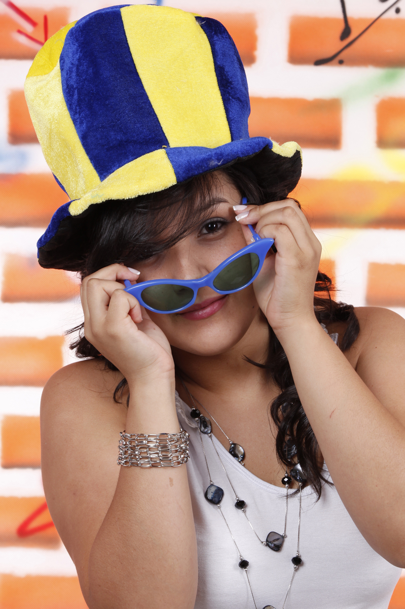 um chapeu colorido, um oculos de cor azul e algumas poses, essa modelo se destaca pela simplicidade e carisma. venha ver o trabalho realizado pelo fotografo nico. book, festa infantil e aniversario.