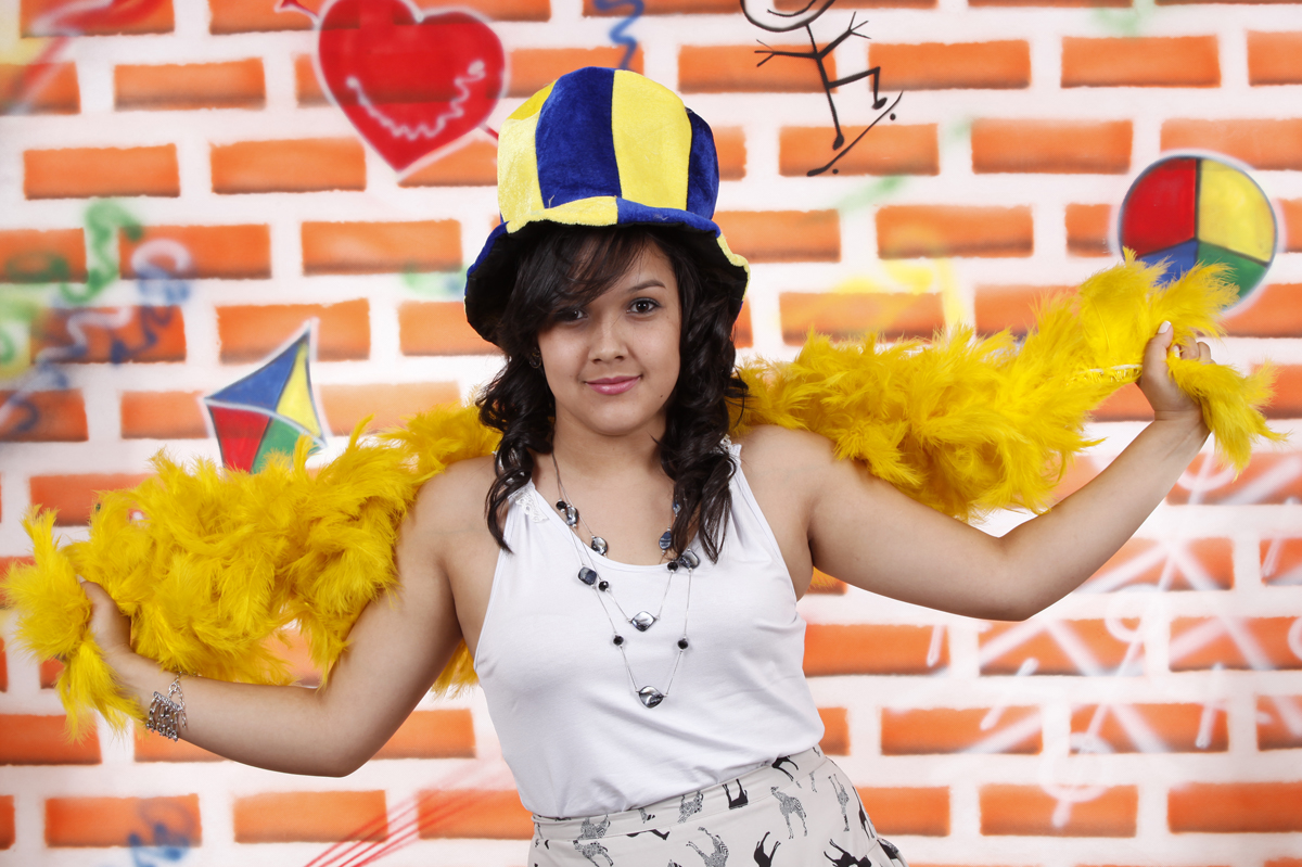 de braços abertos e com detalhes para mais uma foto, a modelo e so alegria. no estudio e possivel realizar o seu book, agendar uma festa e bate um papo. venha conhecer nico fotografo.