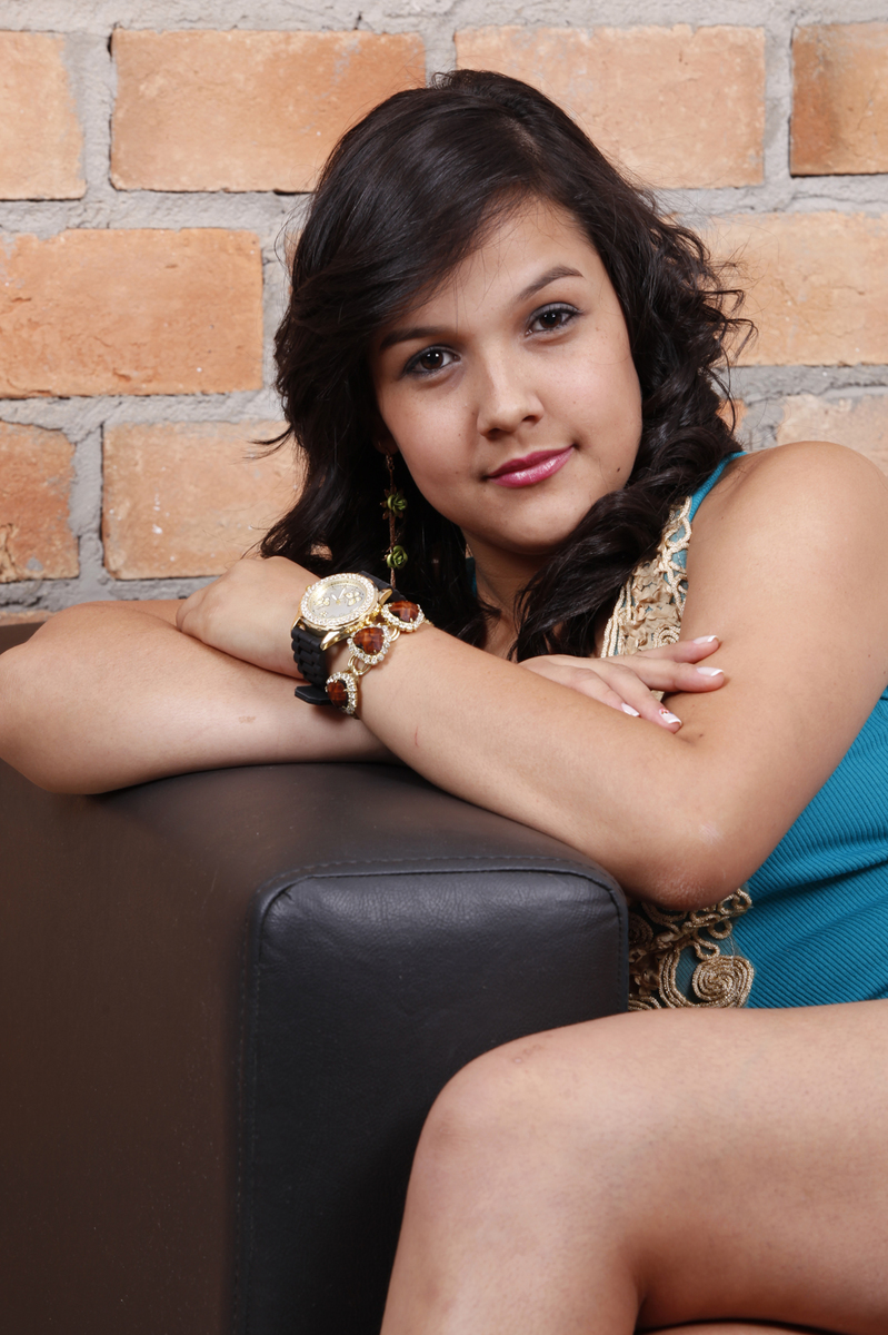 com uma cruzada de pernas e um olhar 43, a modelo cria situacoes gostosas de serem fotografadas. entao nico fotografo aproveita cada imagem para compor o book. acompanhe os seus trabalhos nas redes sociais.