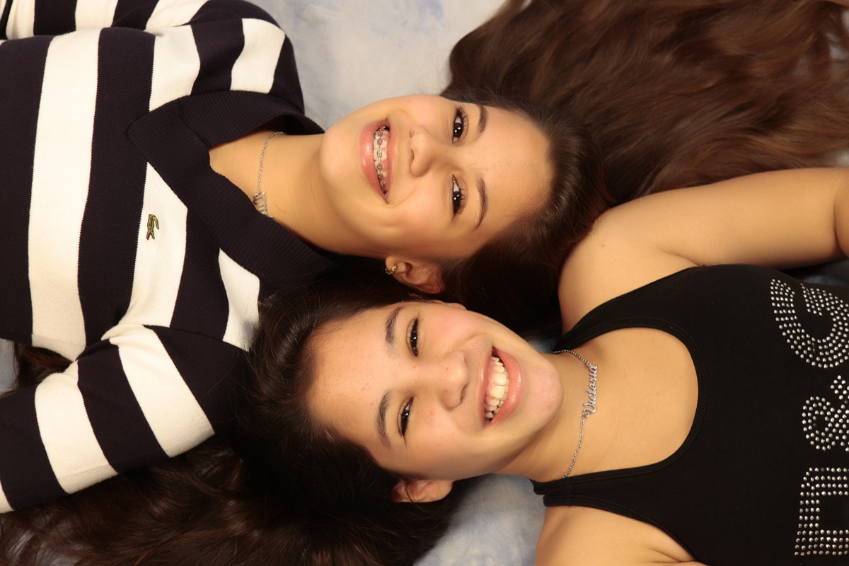 ela sempre bela com sorrisos lindo e fundo fotografico azul  as modelos posaram para o book em seus ensaio fotografico realizado pelo nico studio fotografico em brasilia.