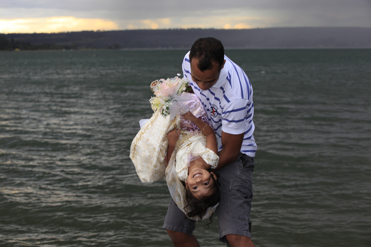 na beira dessa agua pai e filha se divertem para um ensaio fotografico capturado pelo fotografo nico que possui um estudio fotografico na octogonal em brasilia.