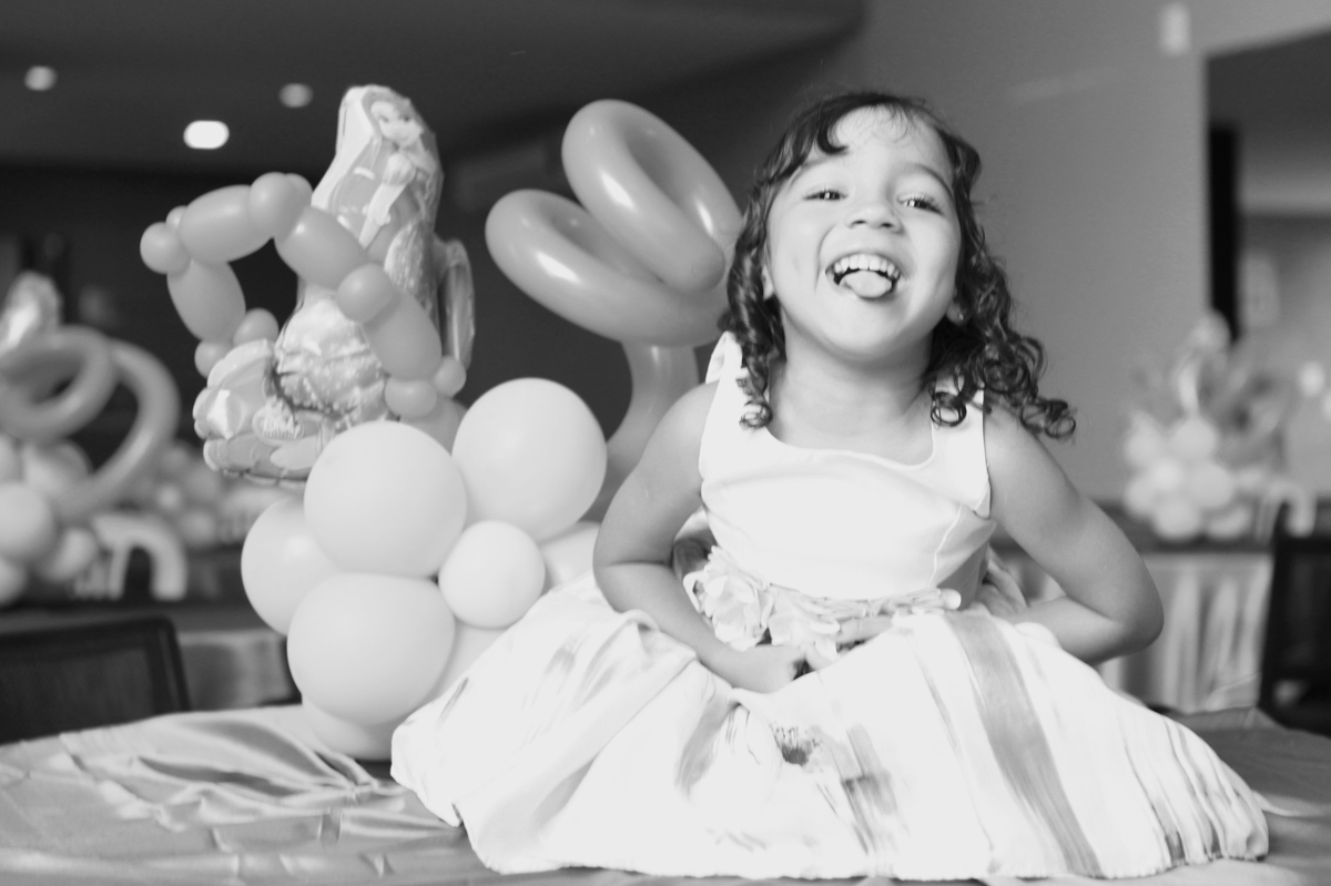 cada lingua um flash fotografico. mesmo sem cor em preto e branco ela e linda, parabens