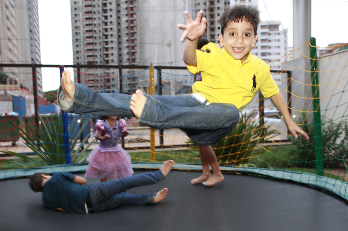 esse menino deu um salto de alegria e nico fotografo conseguiu captar. ligue e agende seu ensaio fotografico