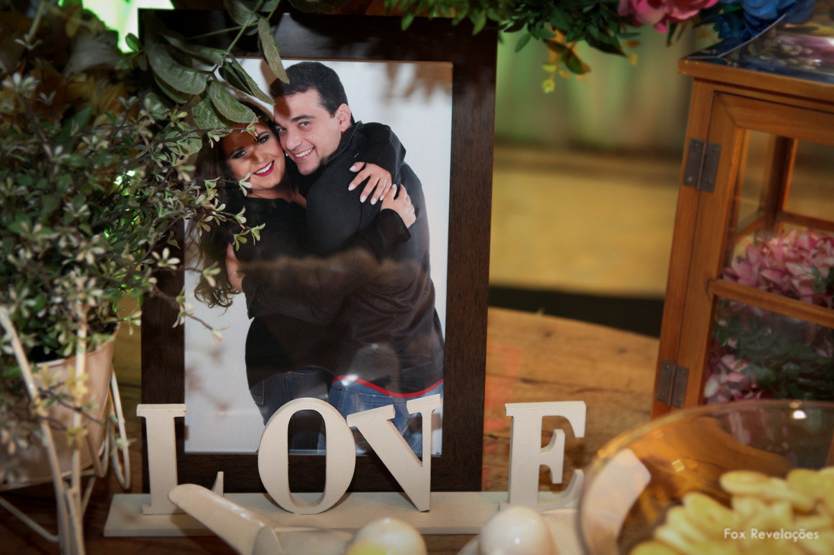 Foto 20x30 em porta retrato imbuia Slin, porta retrato reto, limpo, clássico... usado com foto do estudio na mesa de café da manhã na festa de casamento.