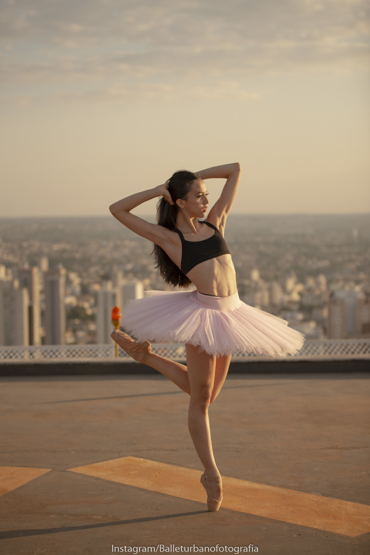 Ensaio com a bailarina Yasmim Sabag em Goainia na torre do Orion Bussines 