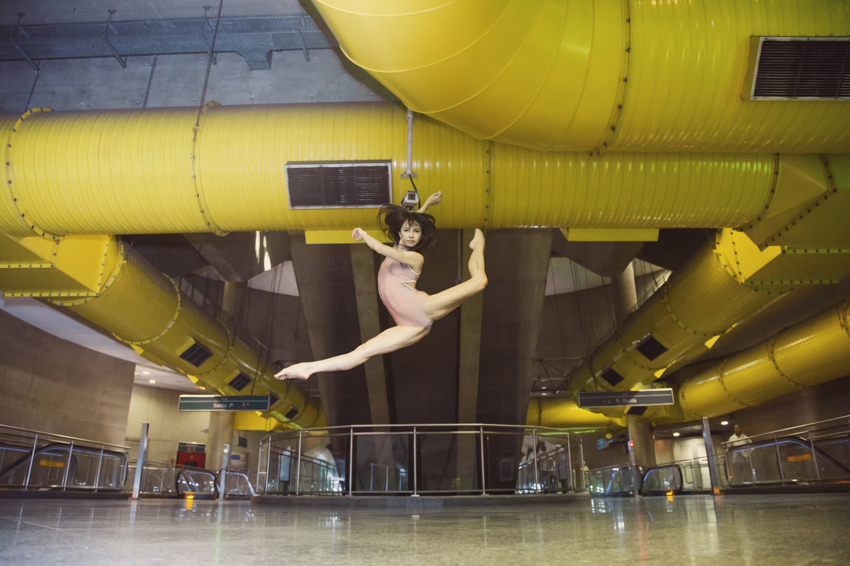 Ballet Urbano no metro de São Paulo com a bailarina Luiza Yuk 
Fotografo: Igor Pereira