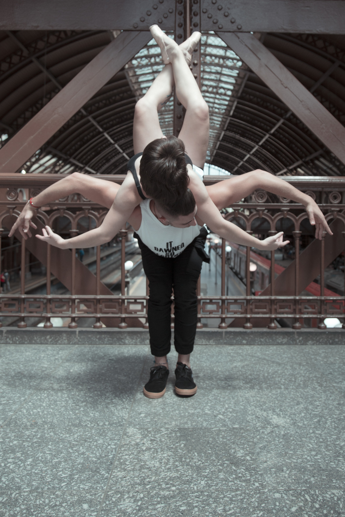 Ensaio Ballet urbano na Estação da Luz com os bailarino Thiago Borges e a Bailarina Luiza Ginez