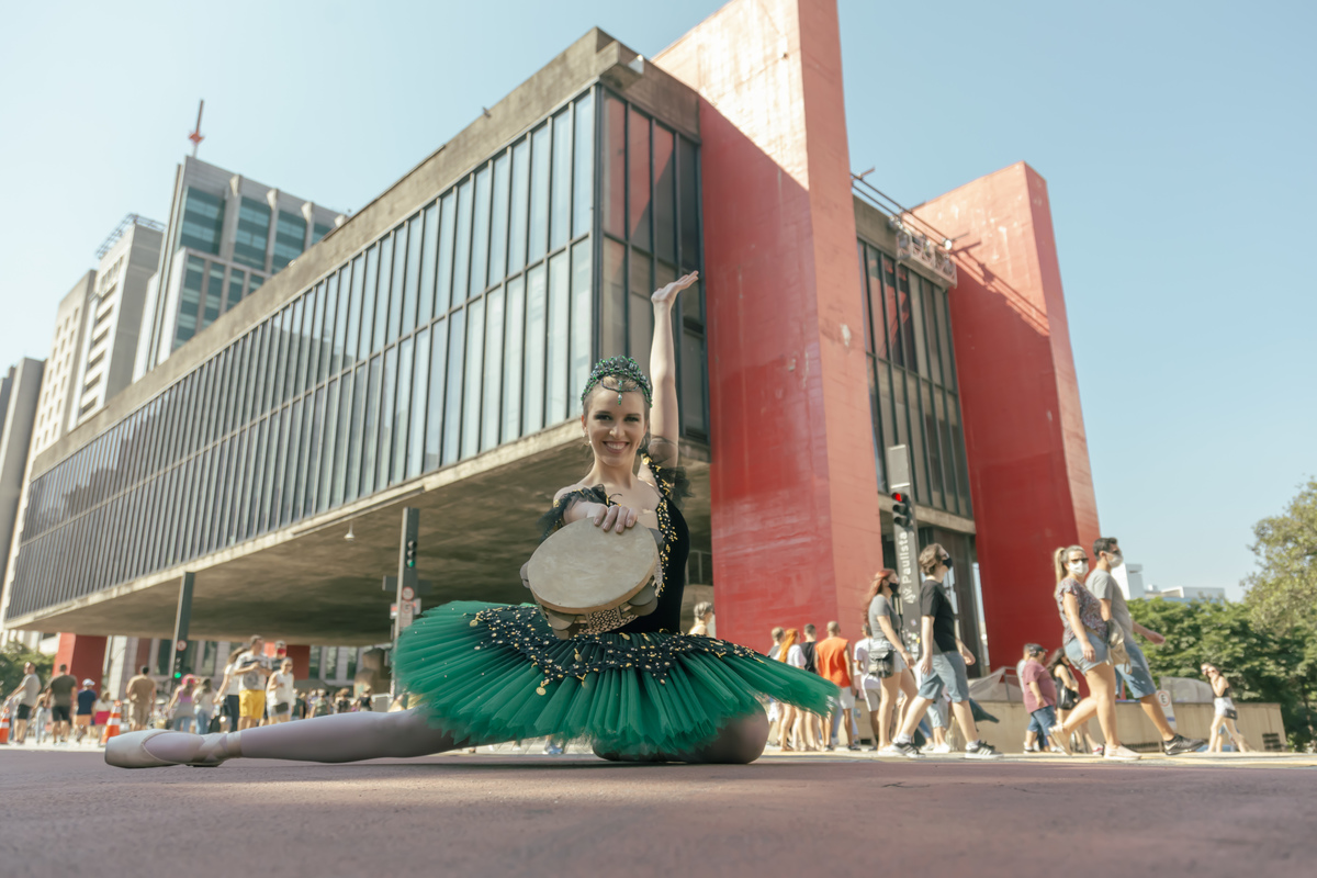 Bailarina em frente ao MASP