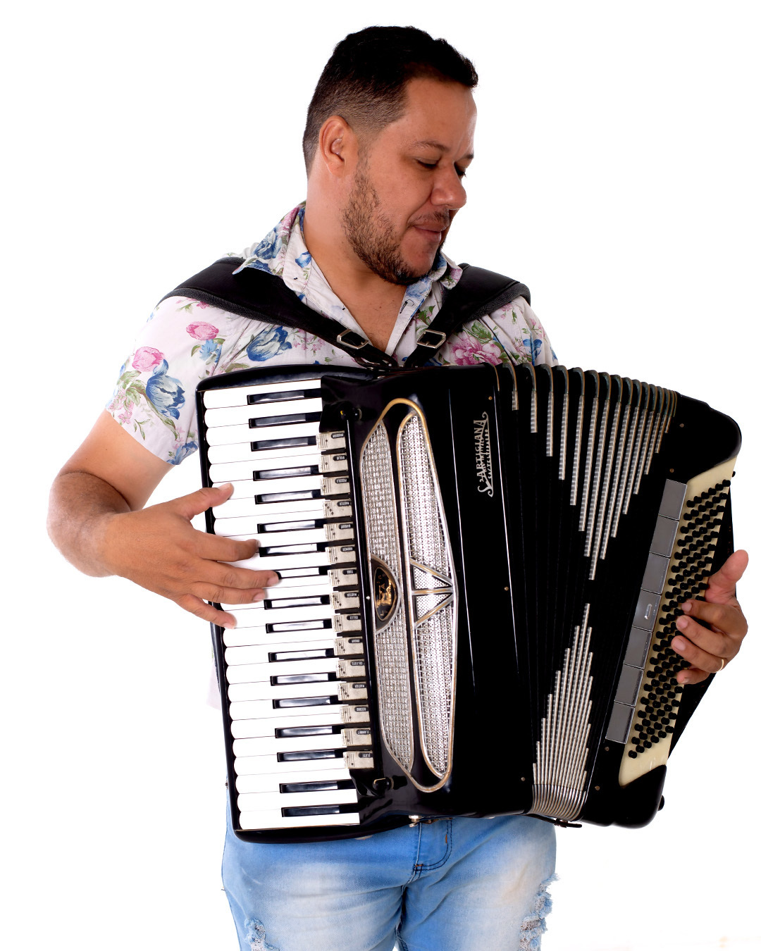 Marcinho Segurando e tocando 
Acordeon -Itarantim