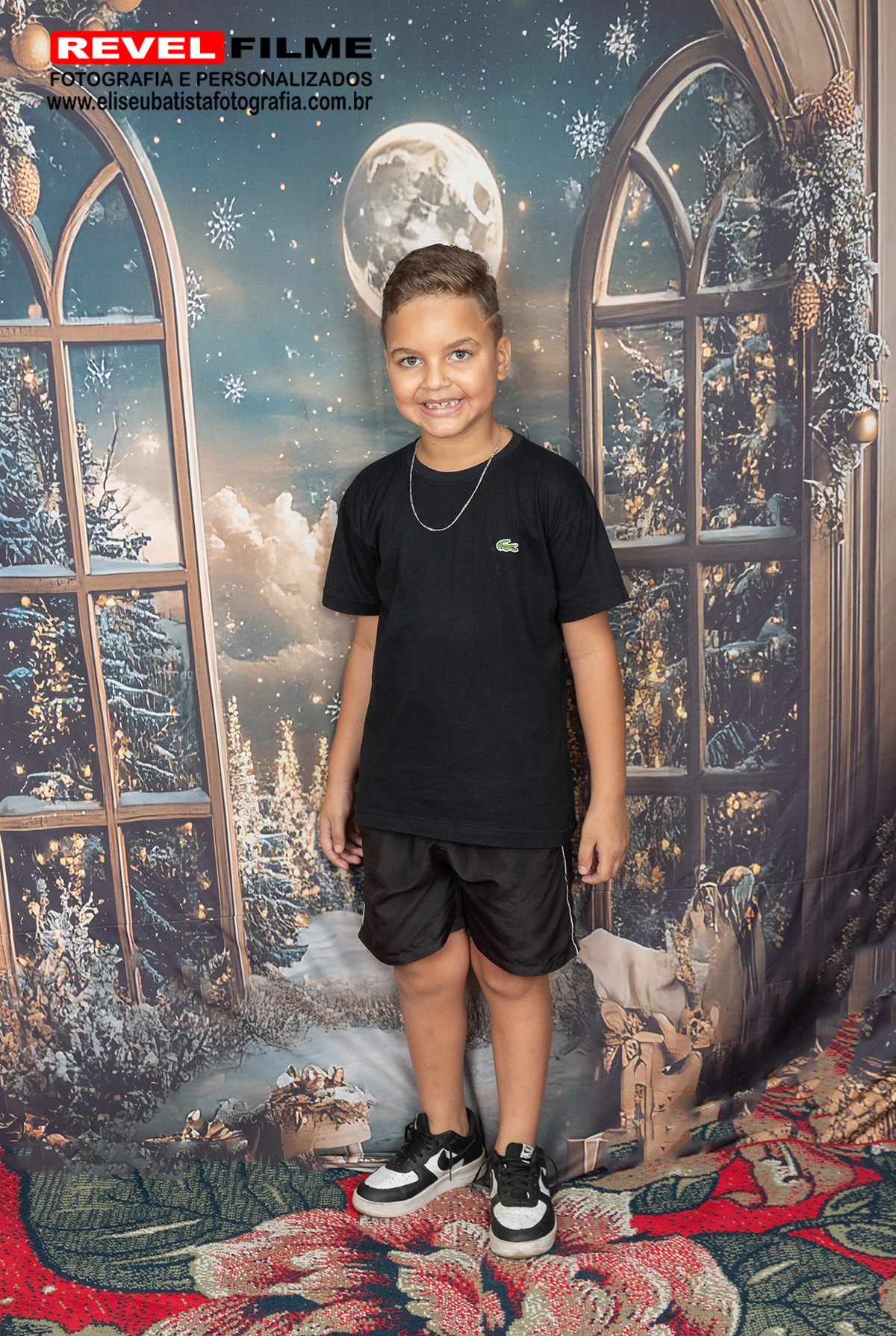 Fotografia de criança em estúdio com tema de natal
