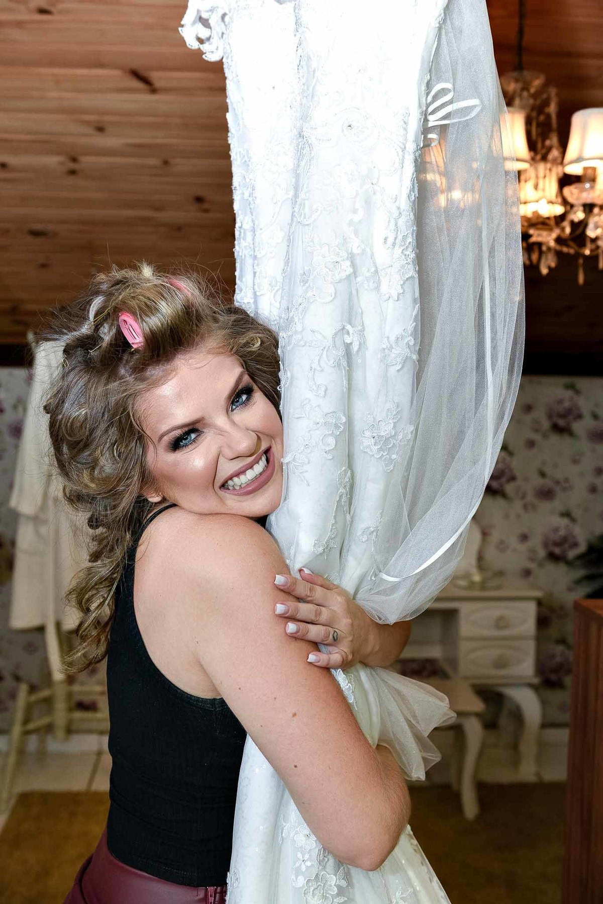 making of Chrystiane abraçando vestido de noiva