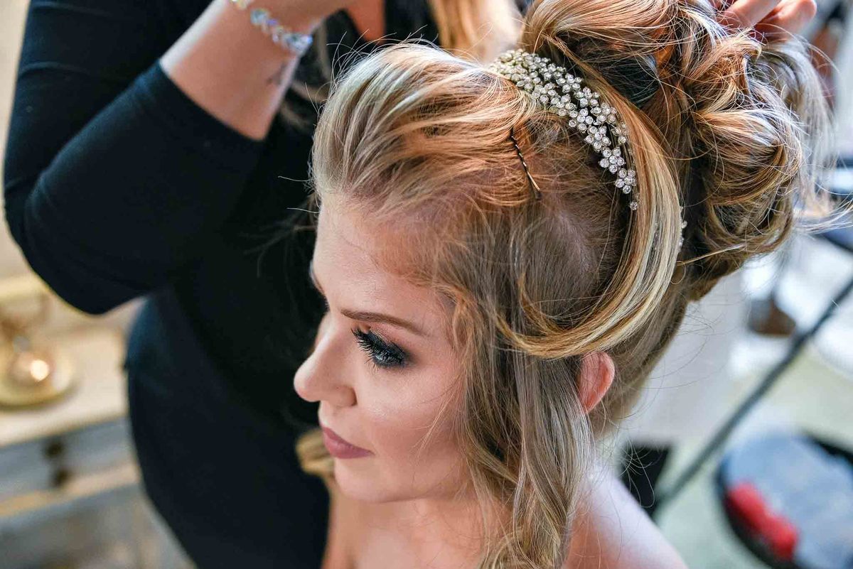 making of Chrystiane exibindo detalhes do cabelo e penteado