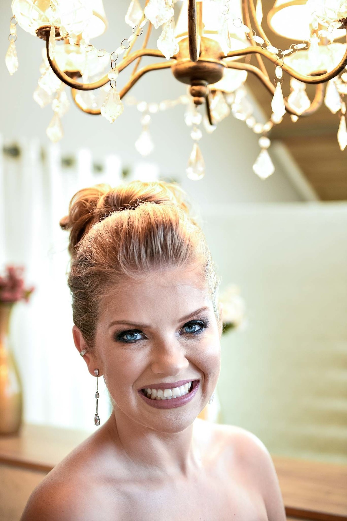 making of Chrystiane exibindo rosto sorridente