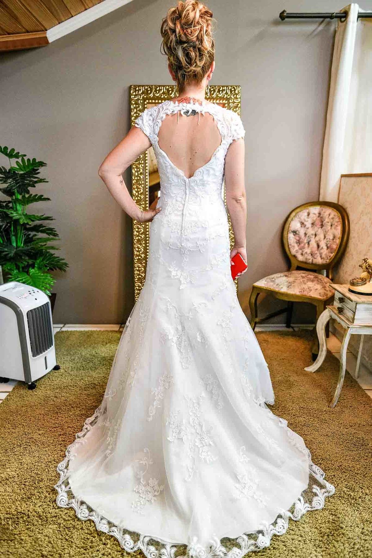 making of Chrystiane exibindo vestido de noiva completo