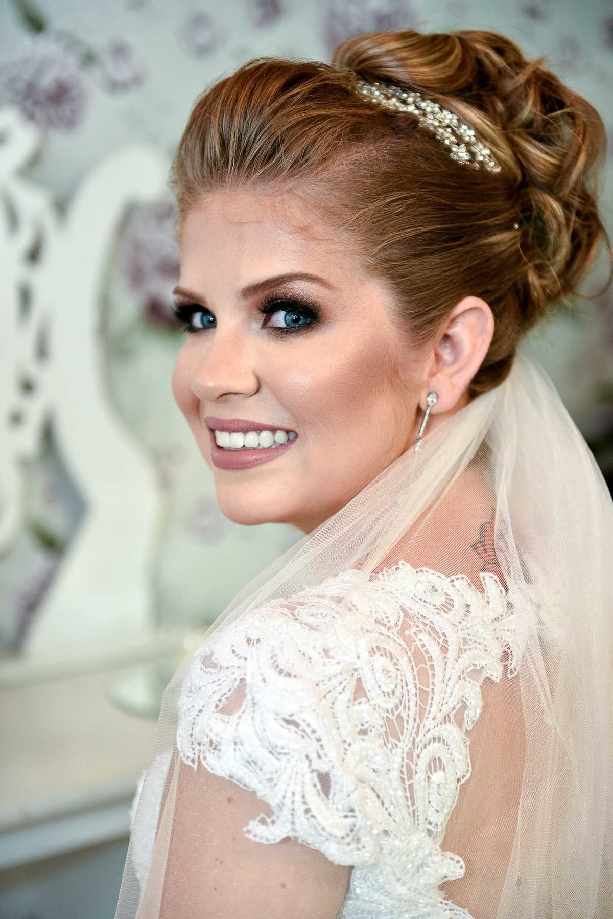 making of Chrystiane exibindo lindo sorriso toda produzida