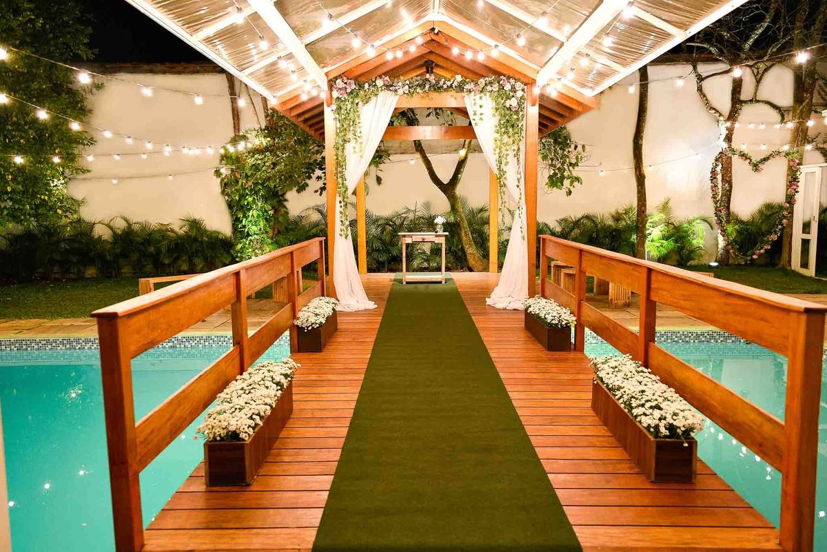 casamento com decoração do salão de festas com piscina e púlpito 