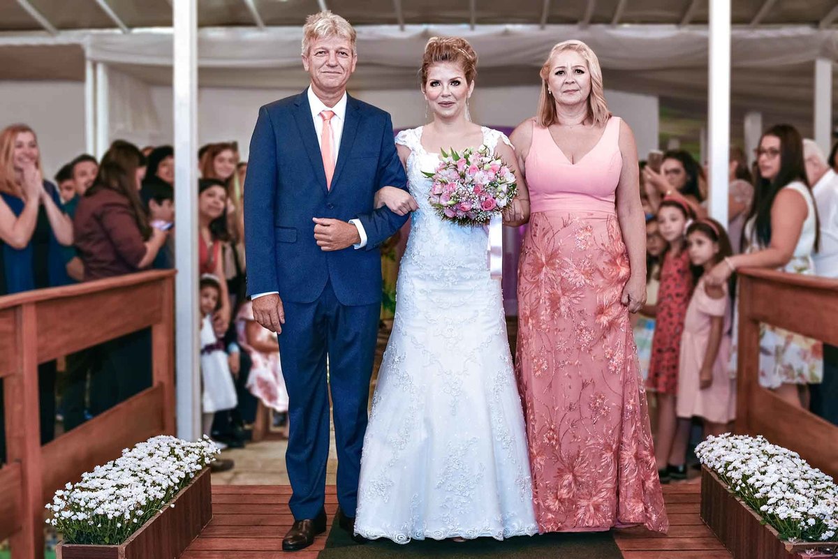 pais da noiva entrando na cerimônia