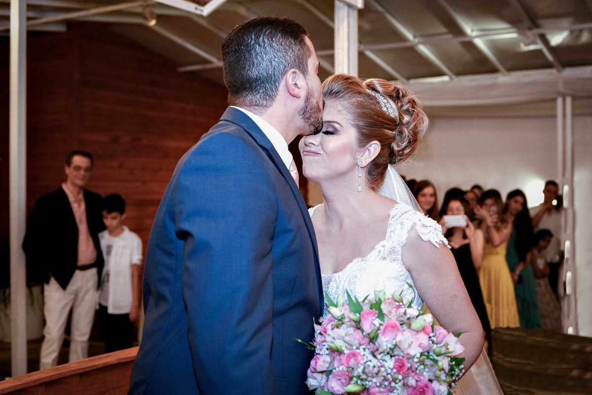 ois noivos Chrystiane e Ricardo se encontrando na cerimônia