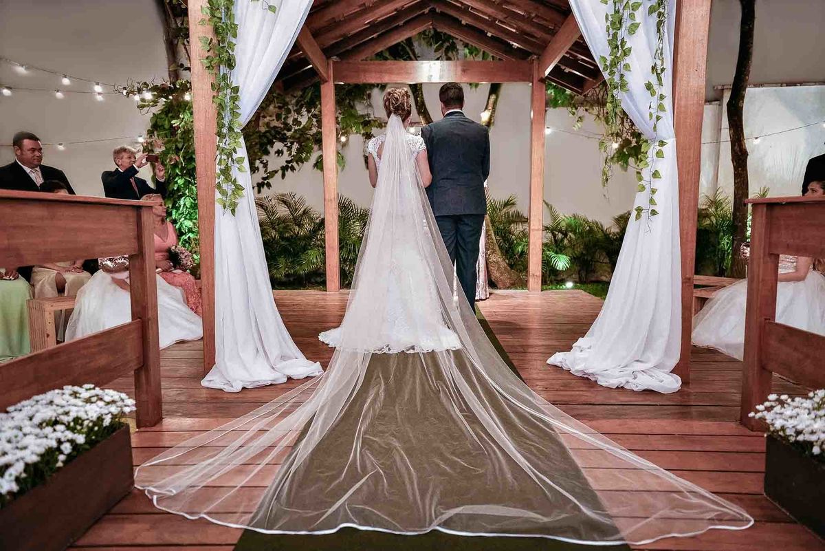 detalhe dos noivos e do vestido de noiva