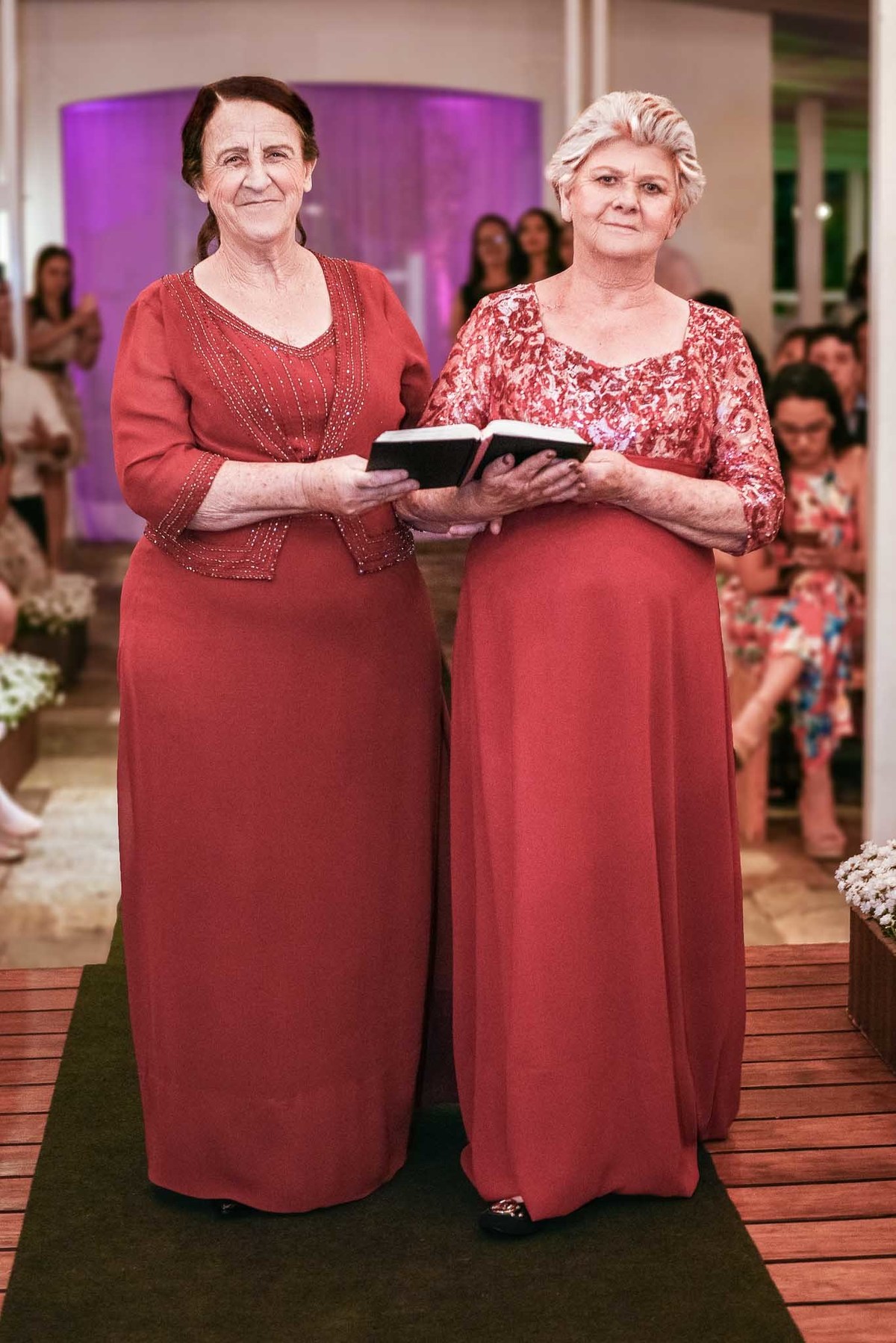 avôs como damas de honra levando a bíblia e as alianças