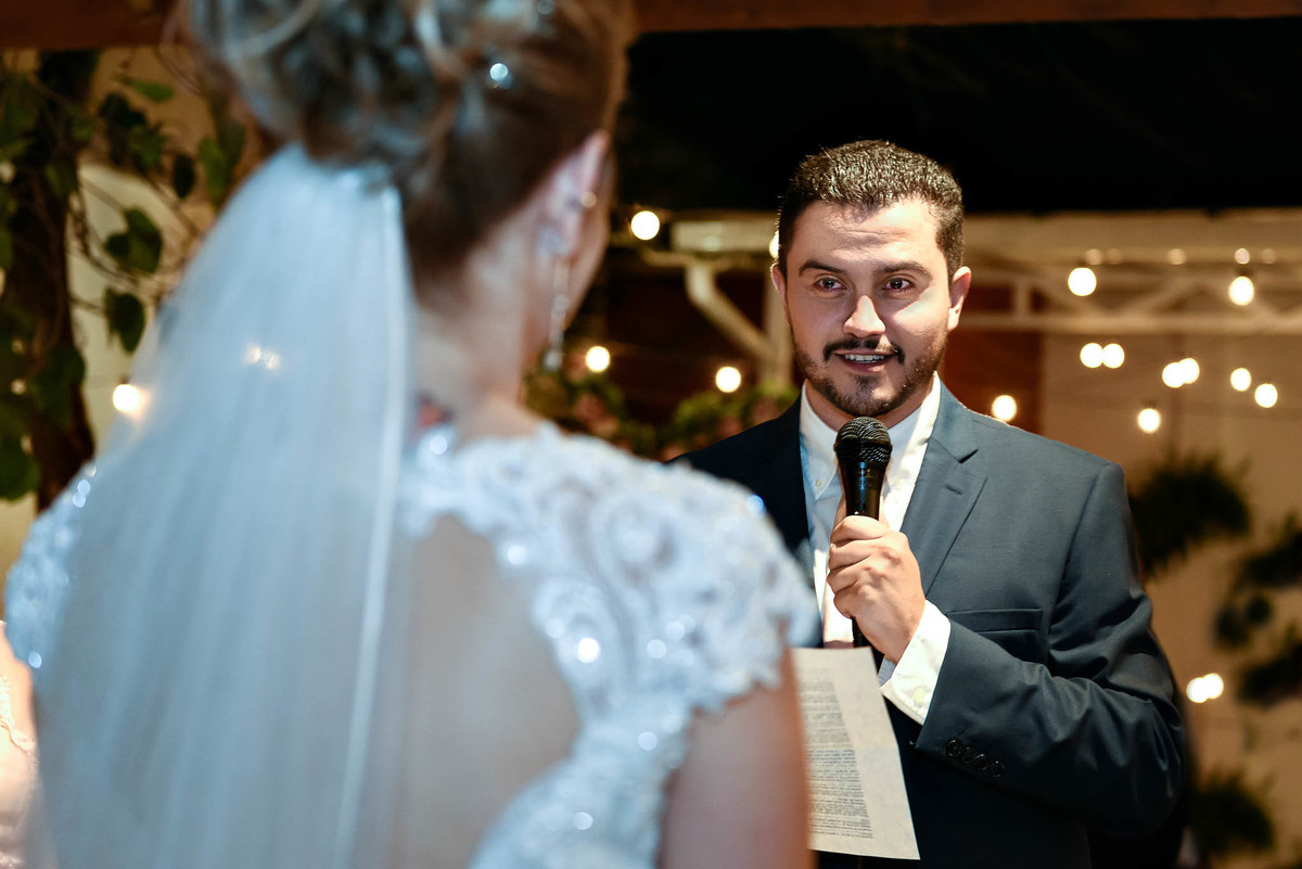 noivo Ricardo fazendo a leitura dos votos de amor para a Crhystiane
