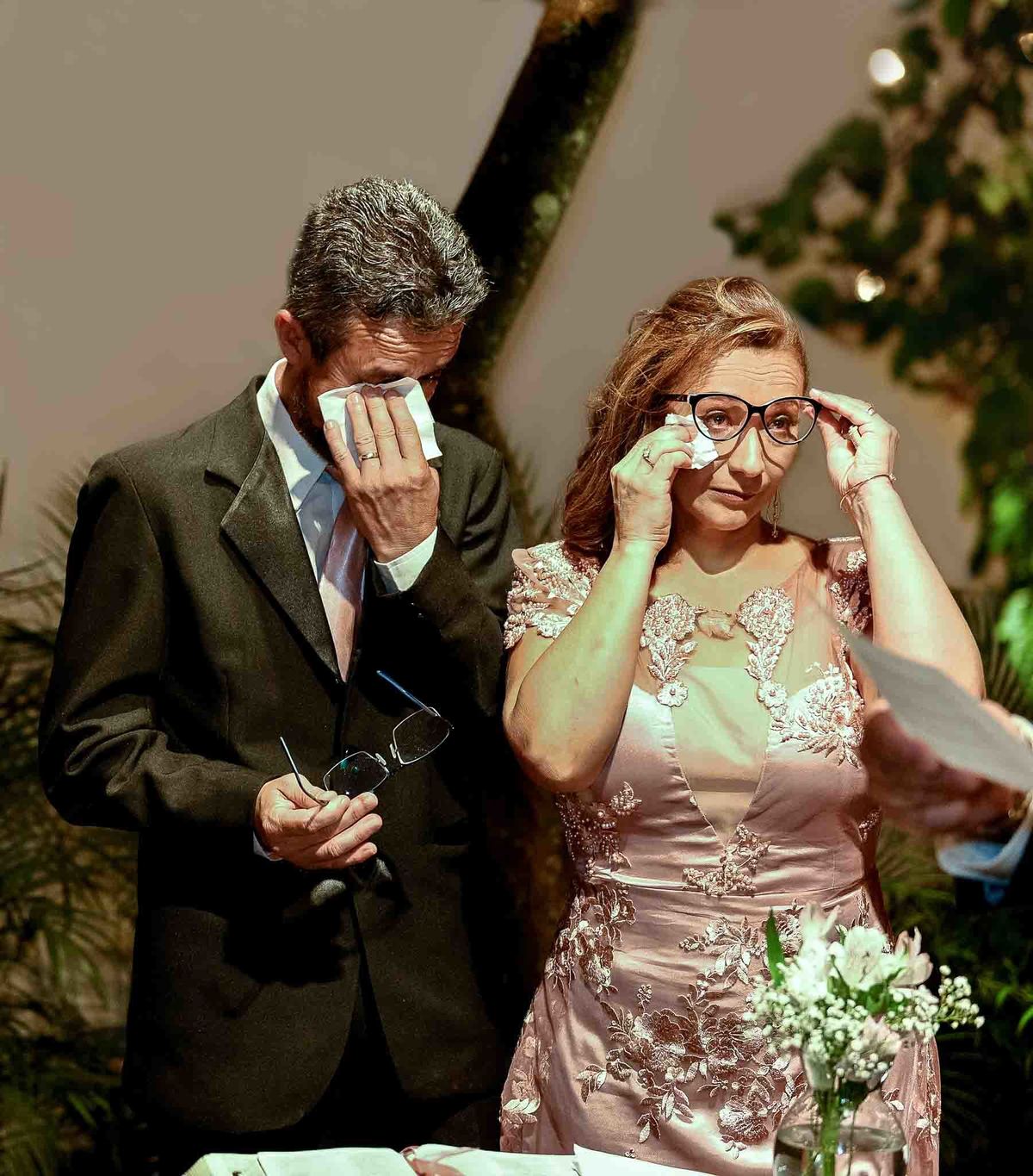 os pais dos noivos e também celebrantes chorando de emoção