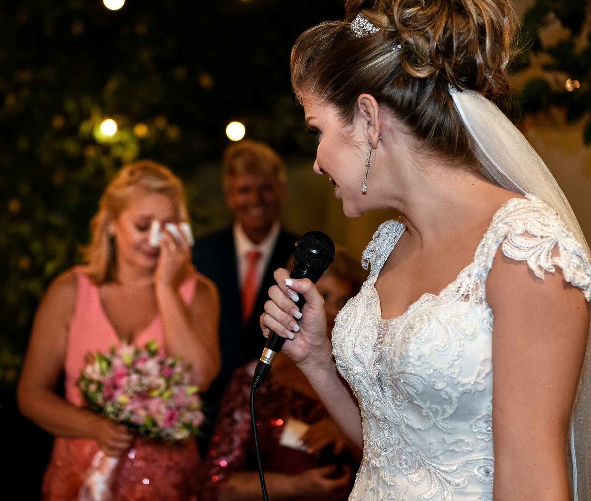 os pais da noiva chorando de emoção durante os votos de amor 