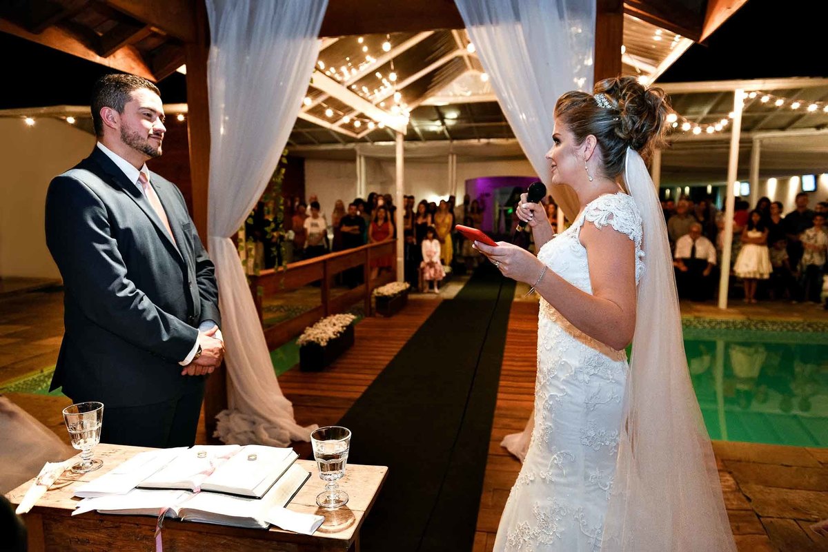 noiva Chrystiane fazendo os votos de amor para o RIcardo