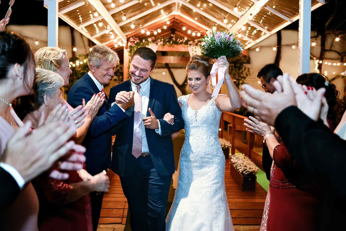 final de celebração e saída alegre do agora casal