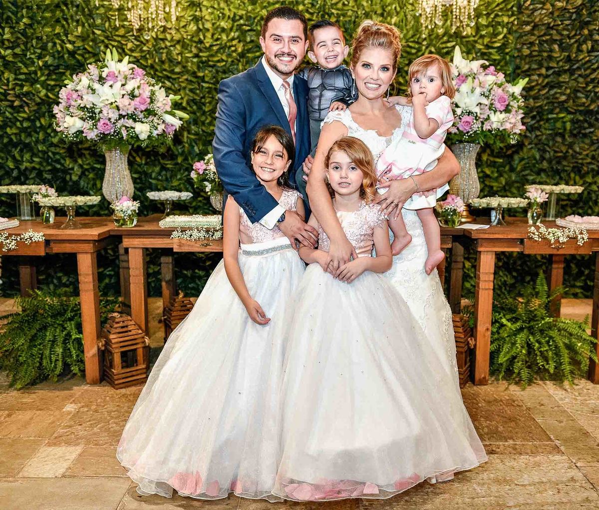 foto linda de família com as 3 filhas, o filho e o casal Chrystiane e Ricardo