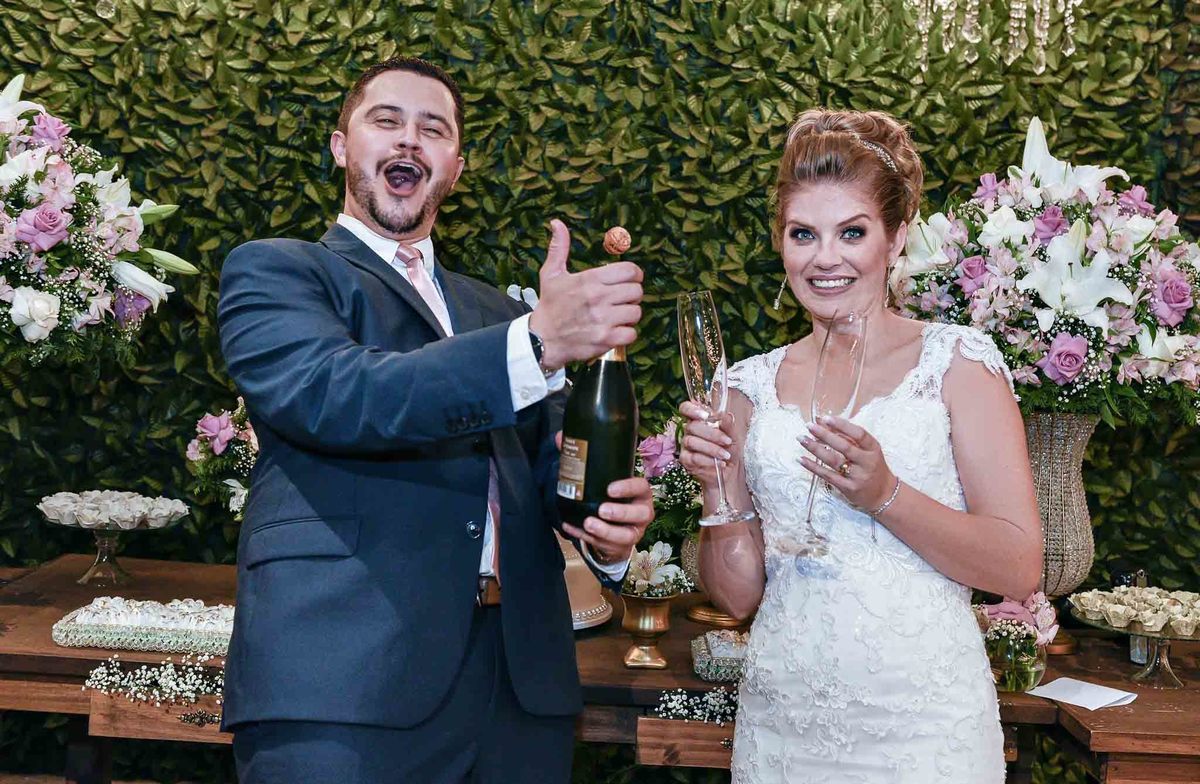 estouro da champanhe pelo agora marido