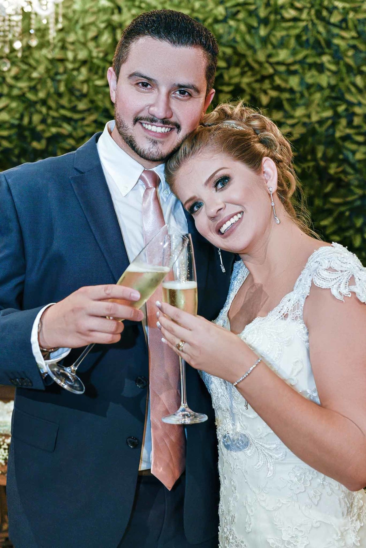 brinde de champanhe com o casal