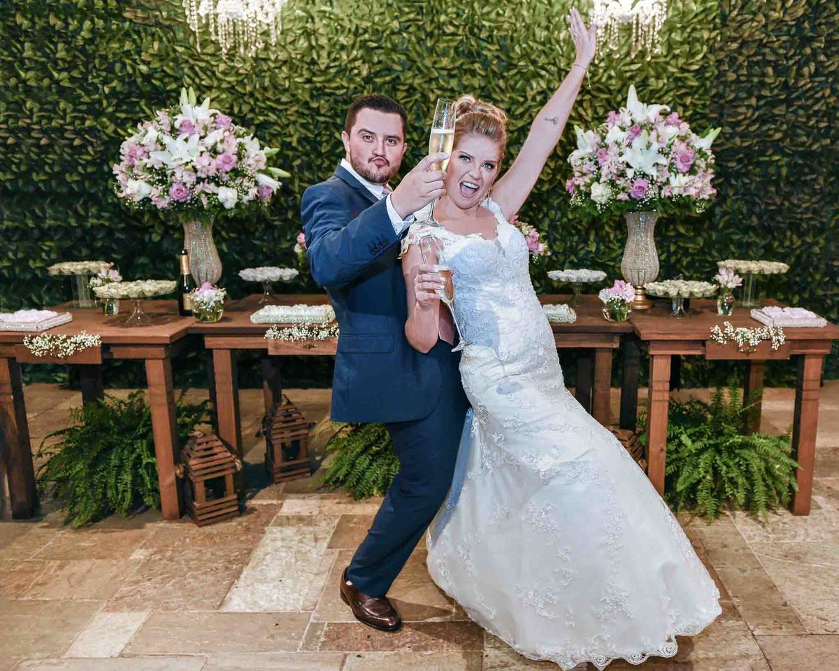 brinde e brincadeira com o agora casal