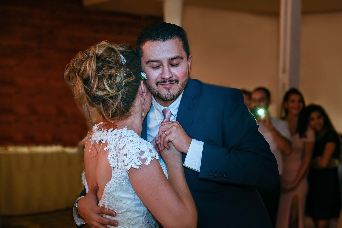 casal dançando a valsa