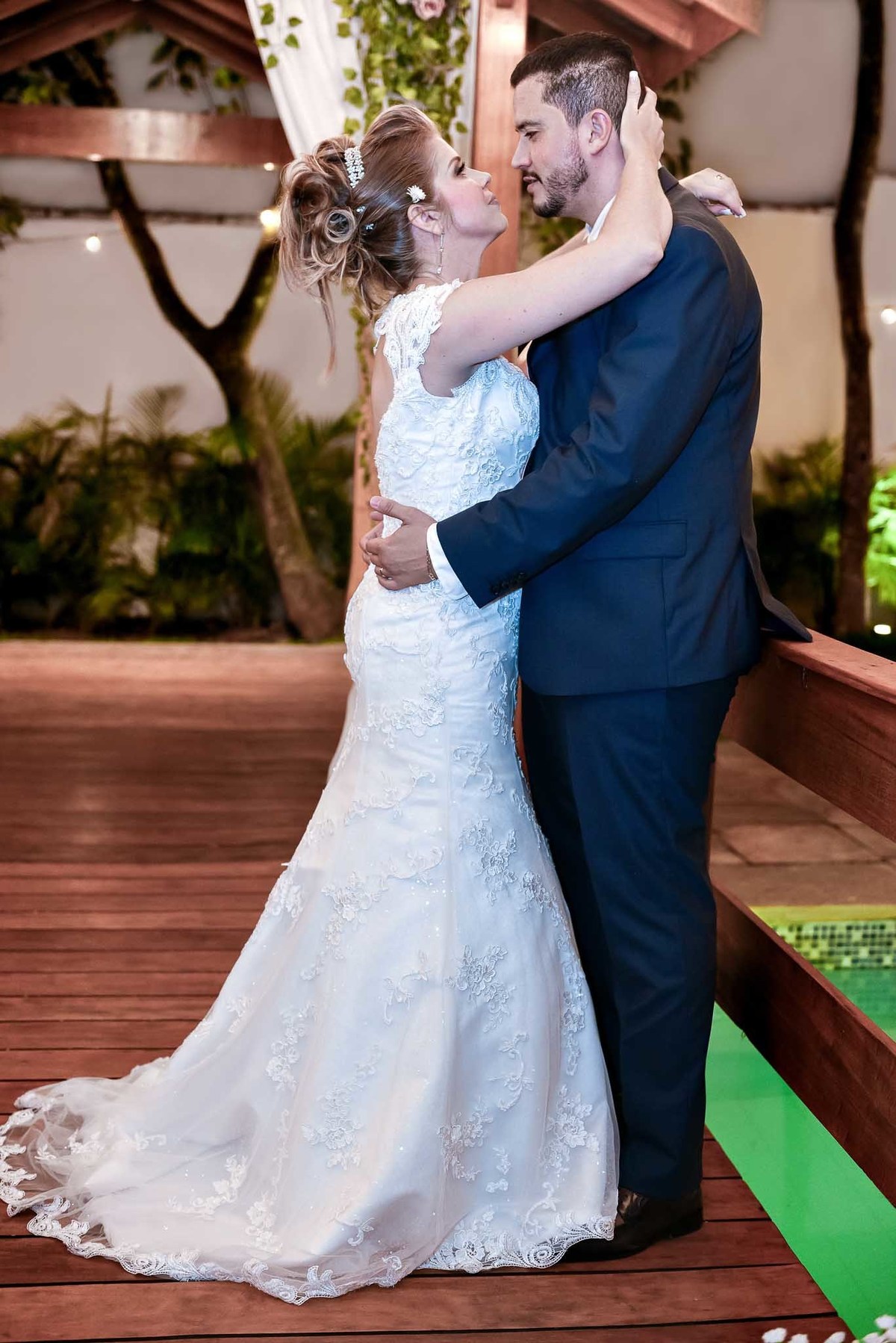 casal fazendo ensaio final do casamento abraçados