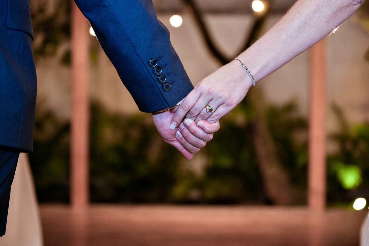 casal fazendo ensaio final do casamento de mãos dadas