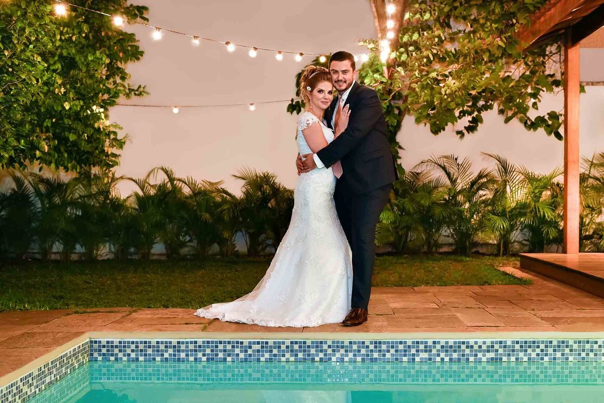 casal fazendo ensaio final do casamento abraçados na beira da piscina