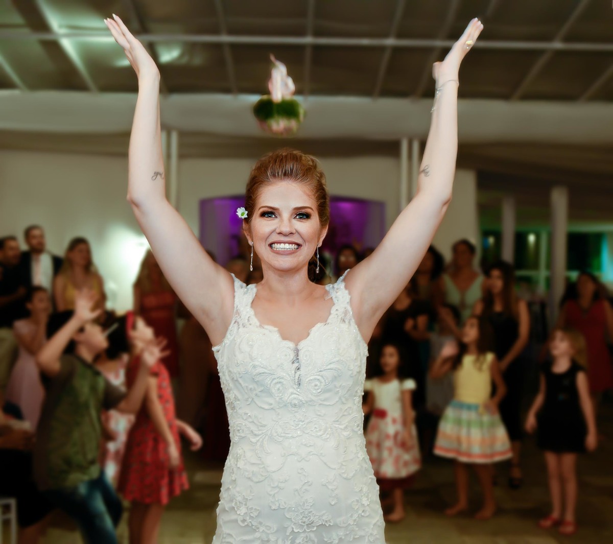 agora esposa jogando o buquê