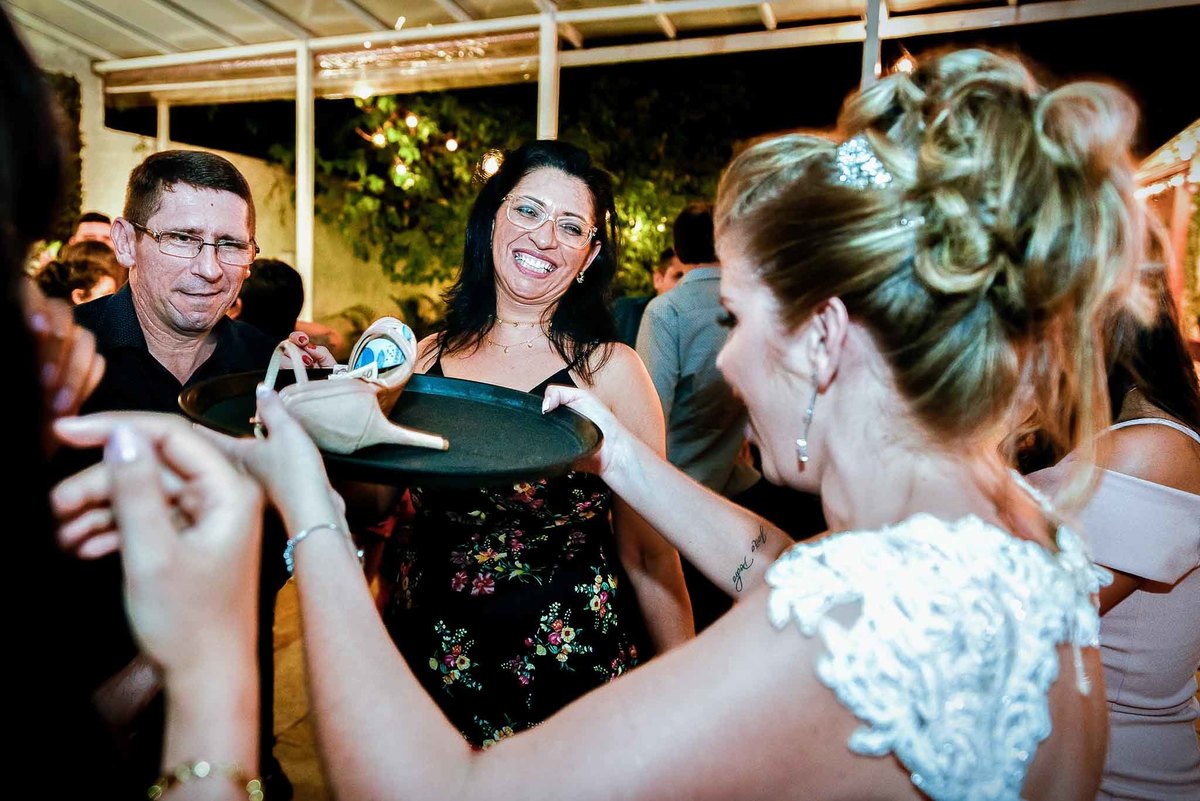 agora esposa fazendo a brincadeira do sapatinho