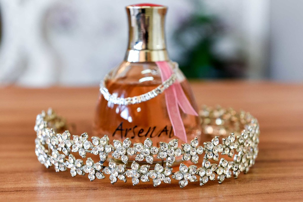 making of Chrystiane exibindo detlhes da tiara de cabelo e perfume