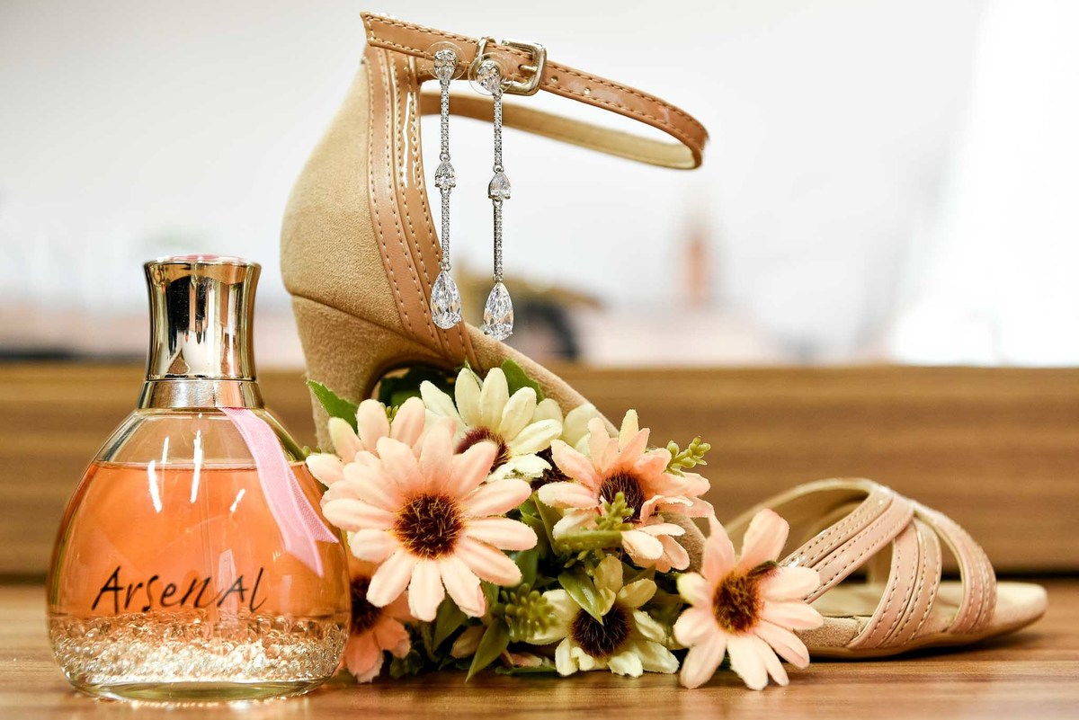 making of com detalhe dos brincos, sapato e perfume